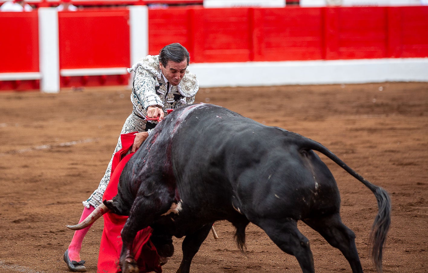 Estocada de Juan Ortega al segundo de la tarde