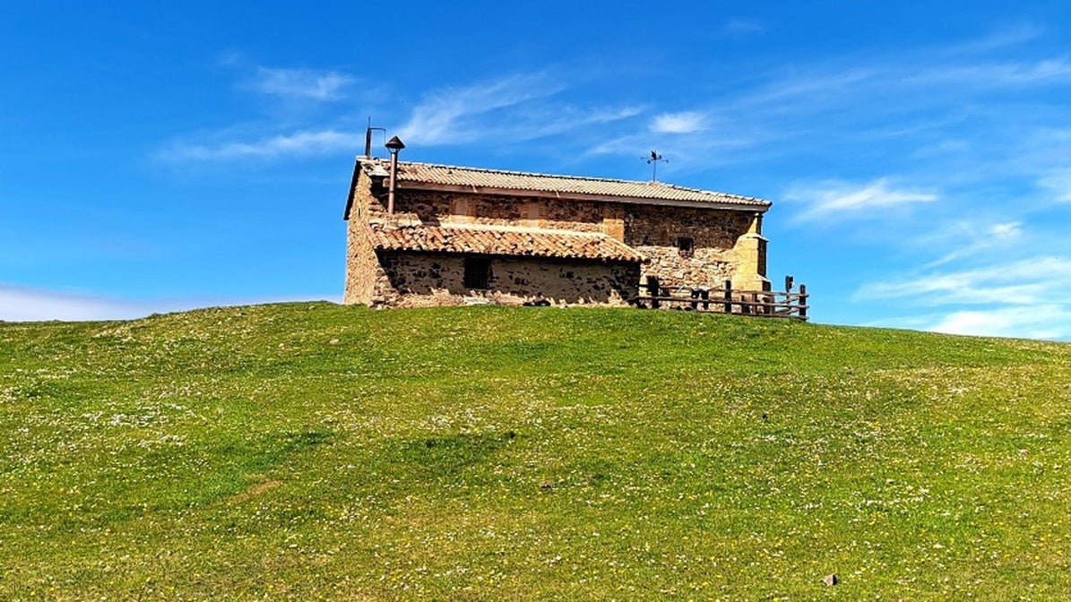 La ermita de El Moral, uno de los lugares de referencia en el Parque Natural Saja-Besaya.