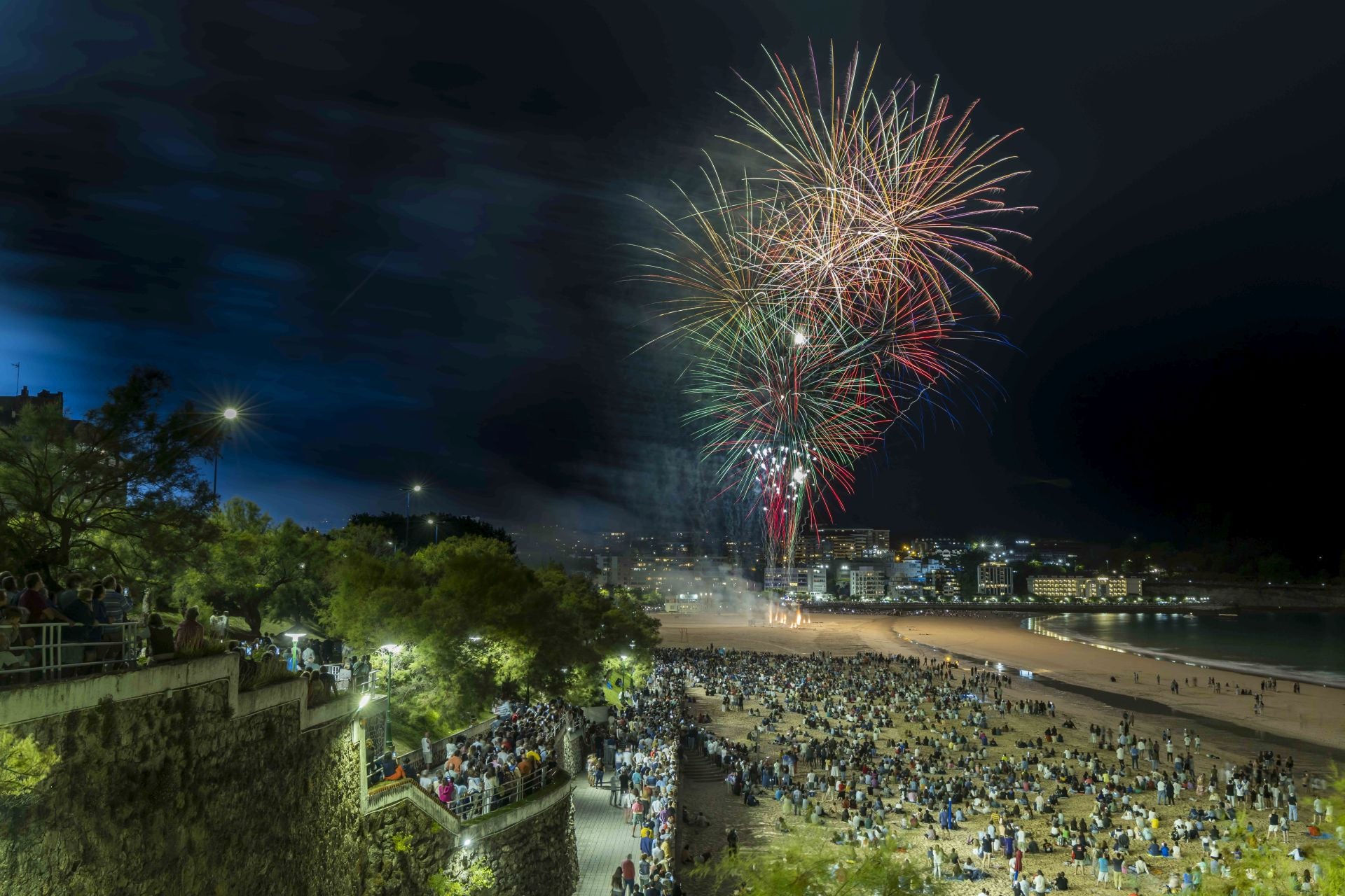 Los juegos de luces hicieron las delicias de las multitudes que se acercaron a El Sardinero