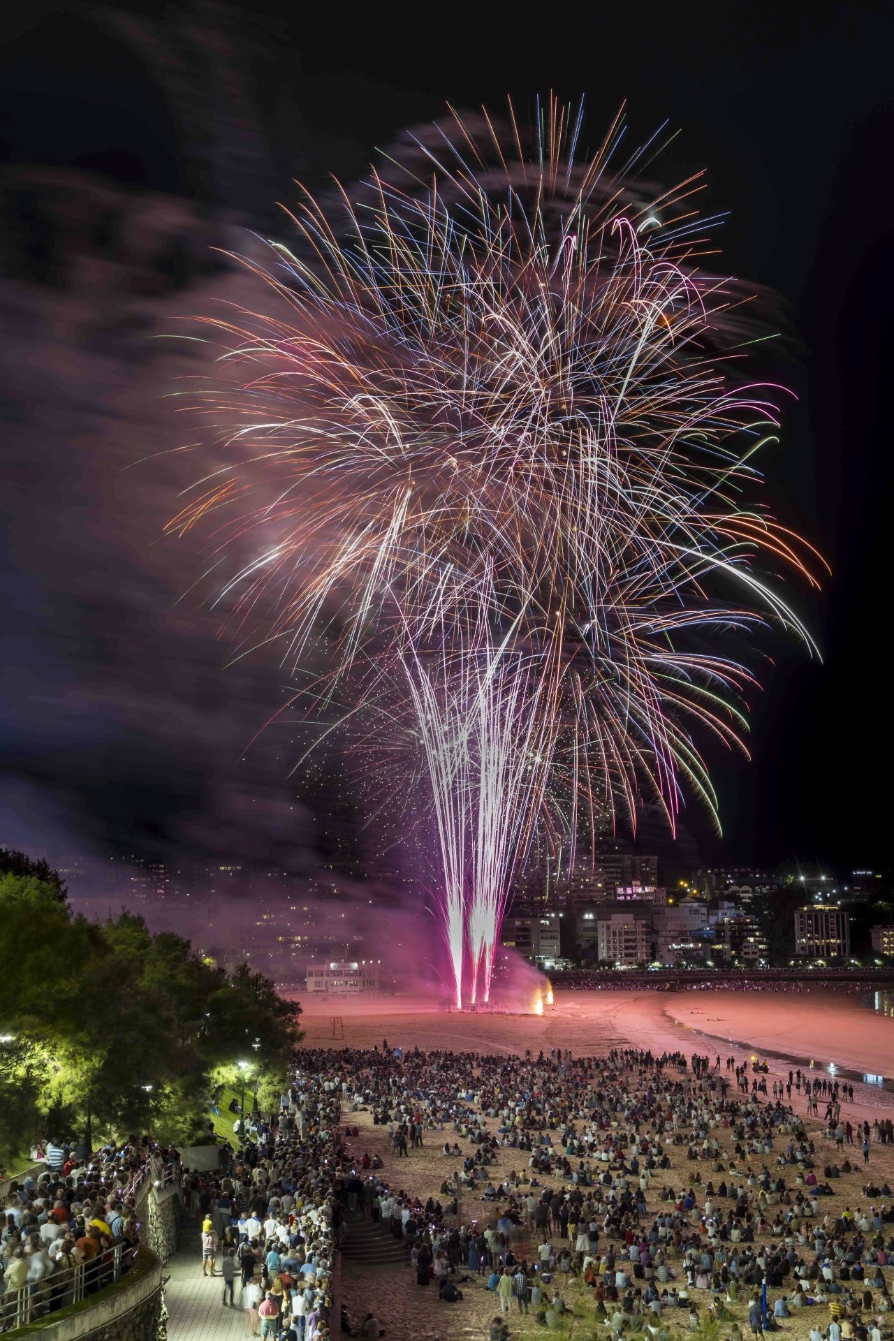 Imagen clásica de noche de verano en Santander el día antes de la fiesta de Santiago