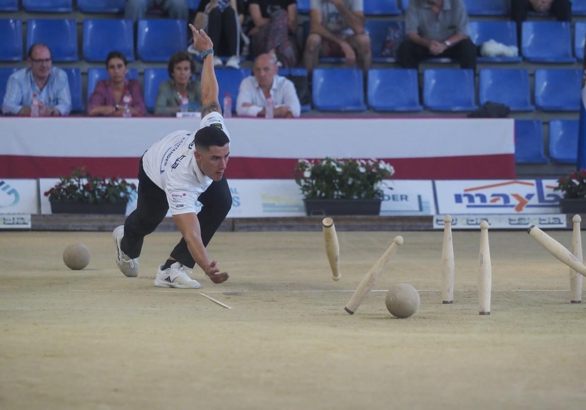 Víctor González se impuso ayer en la Mateo Grijuela en el torneo Ciudad de Santander.