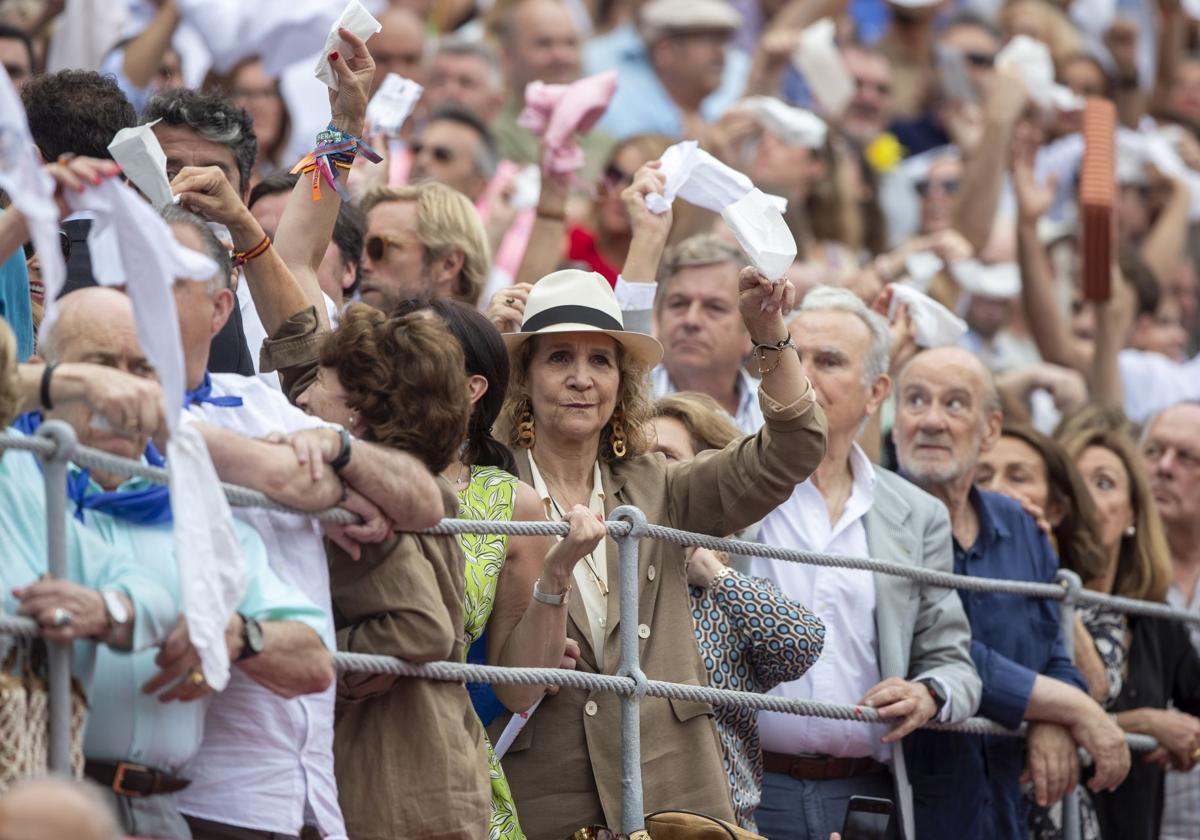 La infanta Elena, que estuvo presente en Cuatro Caminos el pasado jueves, también pidió una oreja para Roca Rey.