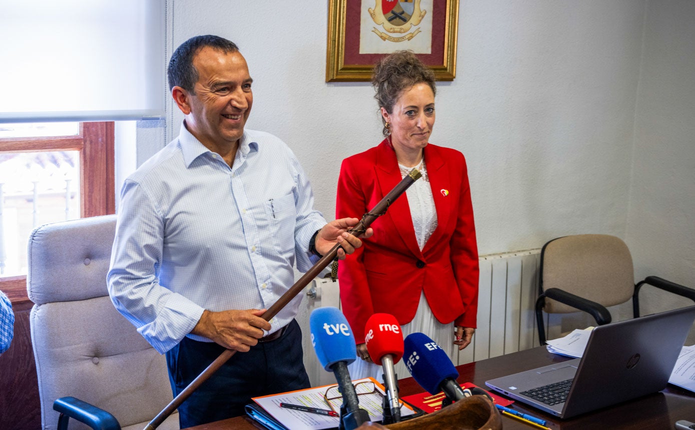 Joaquín Villegas con el bastón de mando que le entregó Verónica Mantecón