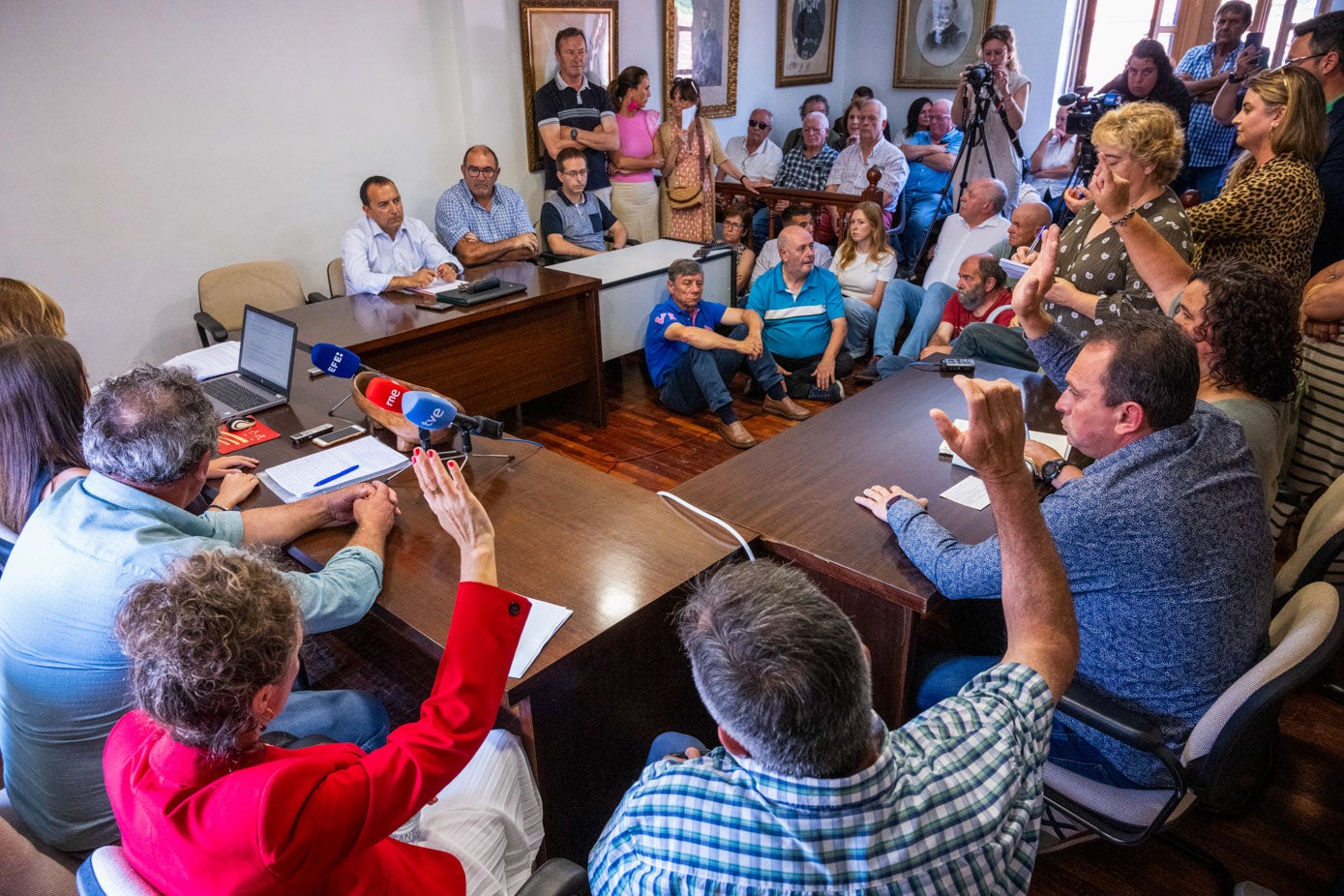 Votación en la moción de censura en un salón de plenos abarrotado.