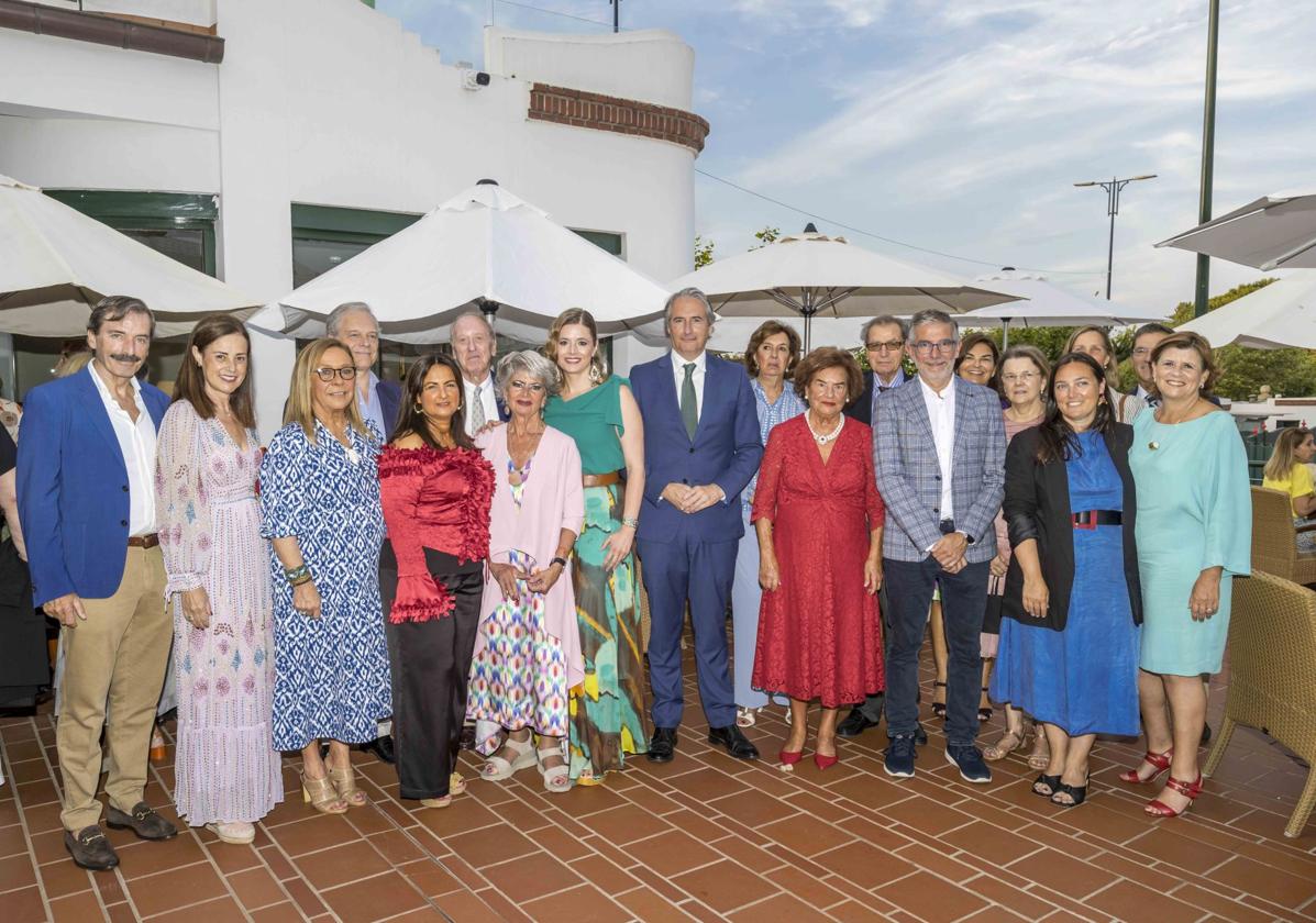 De izquierda a derecha, Antonio Higuera, Marta Fernández, Marta González-Estéfani, Pablo Bueno, Begoña Gómez del Río, Tomás Ramón, Begoña Salas, Noelia Mancebo, Íñigo de la Serna, Tita Hernáiz, Carmen Torres, Manuel Ángel Castañeda, César Díaz, Mercedes San Sebastián, Celia García, Noemí Méndez, Sonsoles Leal, Antonio Tornel y Olga Garay.