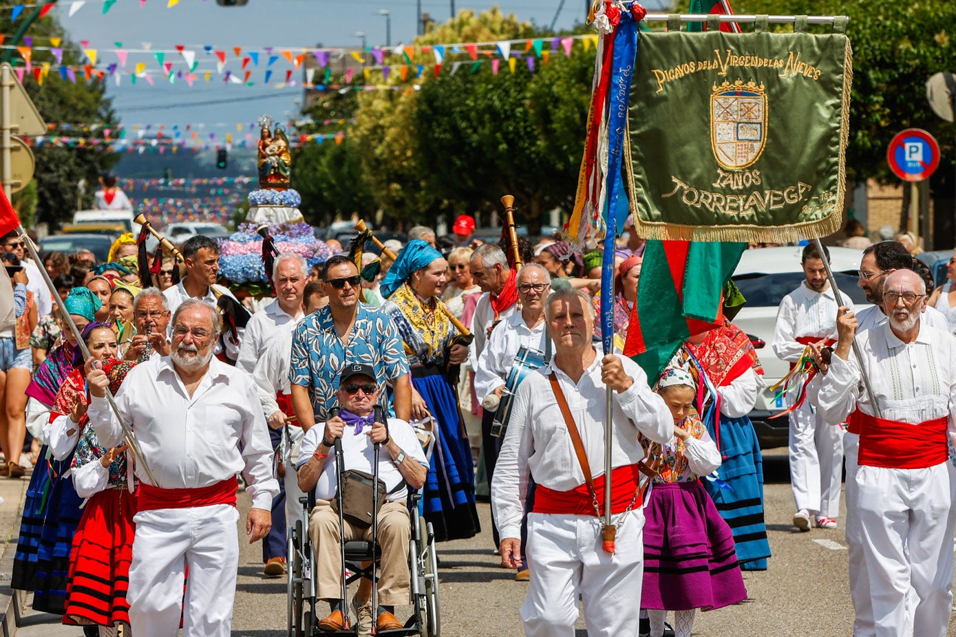 La Avenida Fernández Vallejo se ha detenido unos instantes para dejar paso a la procesión de Santa Ana.