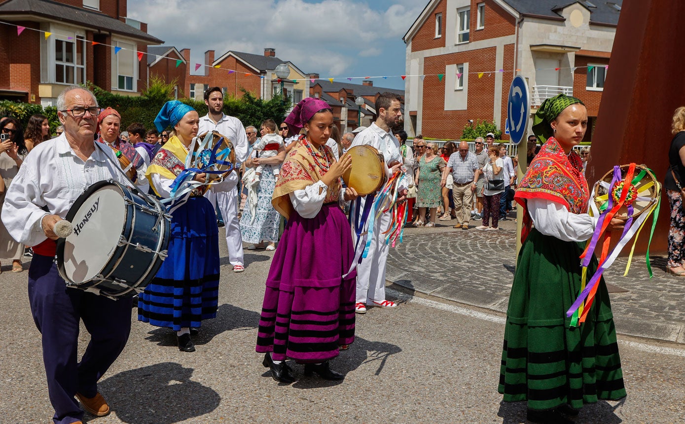 La comitiva pone rumbo a la plaza de Los Picayos, en la rotonda del centro del pueblo, para terminar la procesión. 