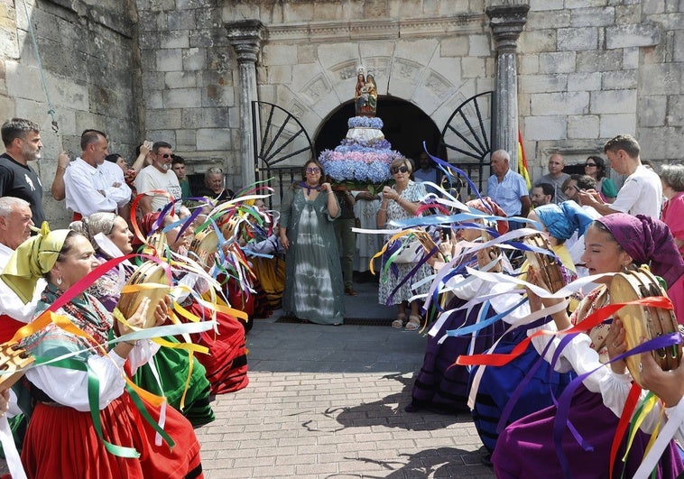 La imagen de Santa Ana inicia la procesión a hombros de los vecinos y recibida por la Agrupación de Danzas Virgen de Las Nieves, este viernes, en Tanos.