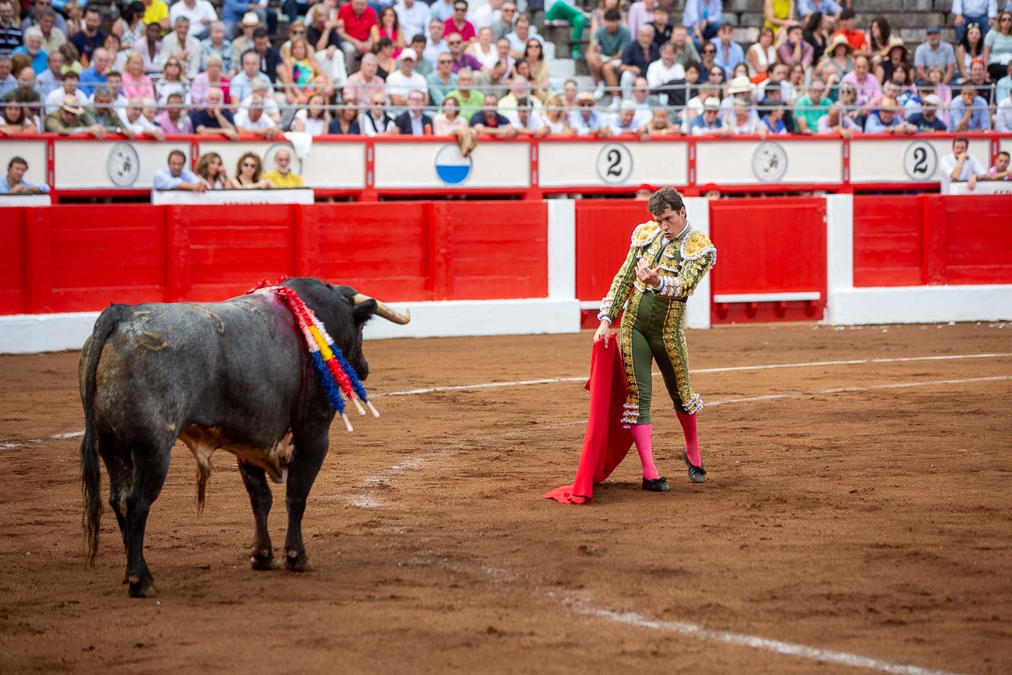 Daniel Luque en un desplante con el toro