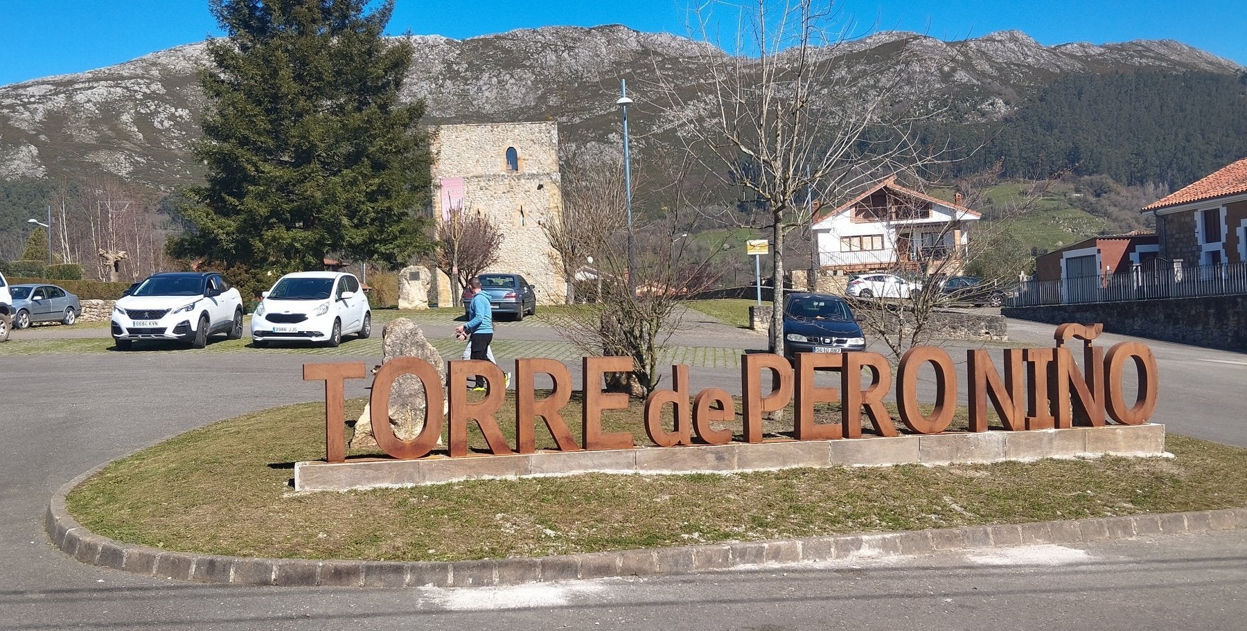 Entorno de la torre medieval de Pero Niño, donde tendrá lugar la nueva fiesta por el conde .