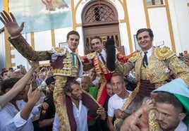 Enrique Ponce, Morante de la Puebla y Fernando Adrián salieron a hombros en la corrida más entretenida de la Feria de Santiago