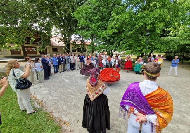 Los representantes institucionales fueron recibidos con música tradicional.