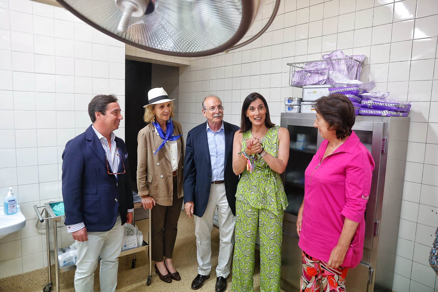 La visita a la enfermería fue una de las paradas obligadas. En la imagen con José María Garzón, Daniel Casanova, Gema Igual y Carolina Chaves. 