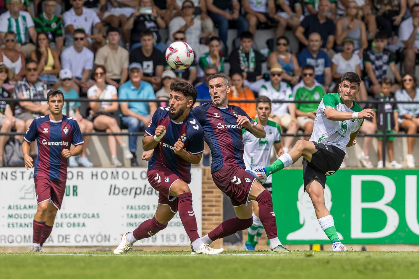 Aldasoro, al fondo, brega con dos rivales del Eibar