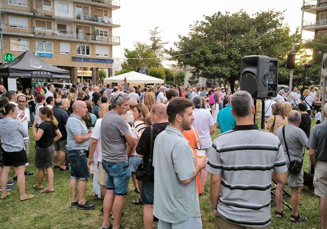 Numeroso público acudió a la Feria de la Cerveza de Laredo. A. B.