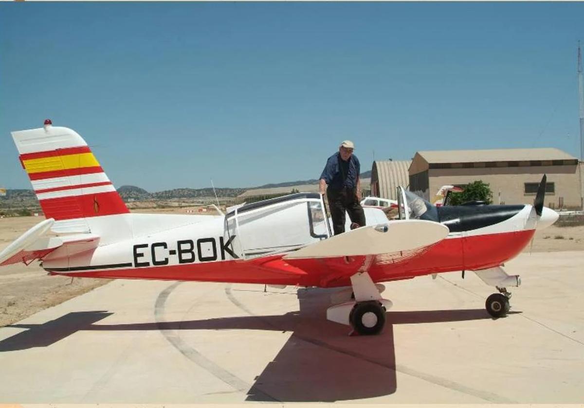 Laureano en una de sus avionetas