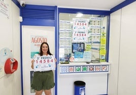 Rebeca Fernández, propoetaria de la Administración número 21, ubicada en la calle Atilano Rodríguez.