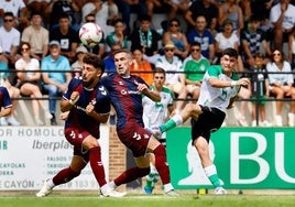 Aldasoro golpea el balón ante dos rivales del Eibar en el partido en Sarón.