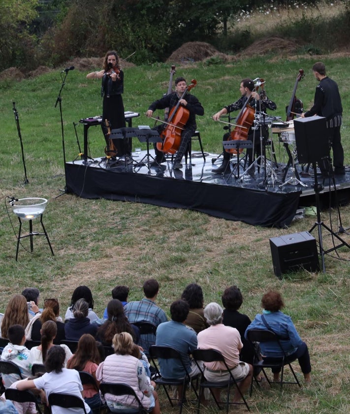 Imagen secundaria 2 - Varios momentos del concierto ofrecido por los músicos de Suakai