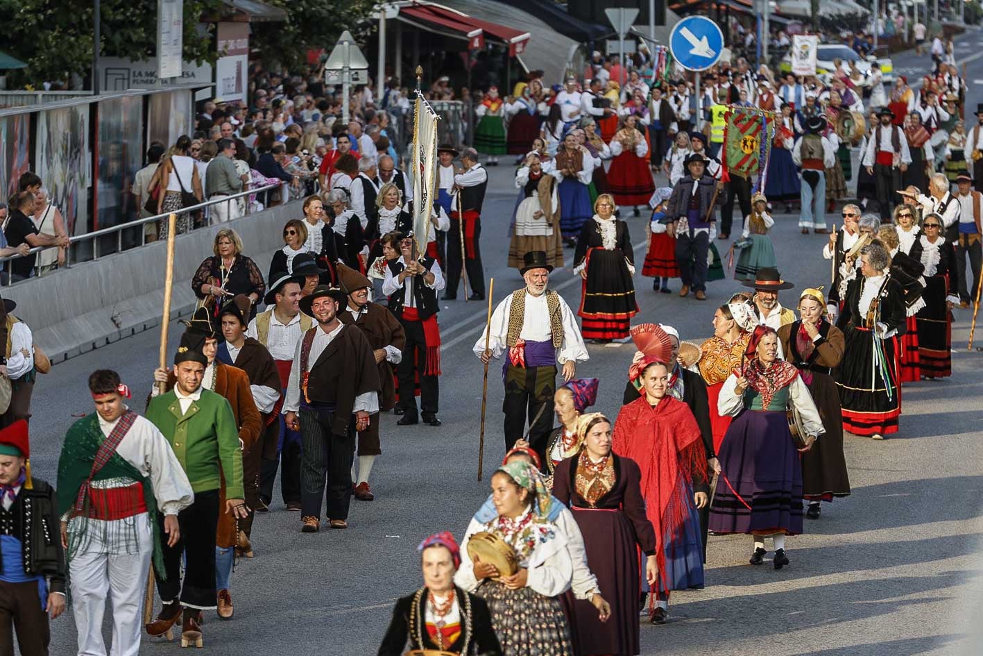 El desfile ha comenzado en el entorno del Palacio de Festivales y ha llegado a la plaza del Ayuntamiento, tras pasar por el Paseo de Pereda y la calle Calvo Sotelo