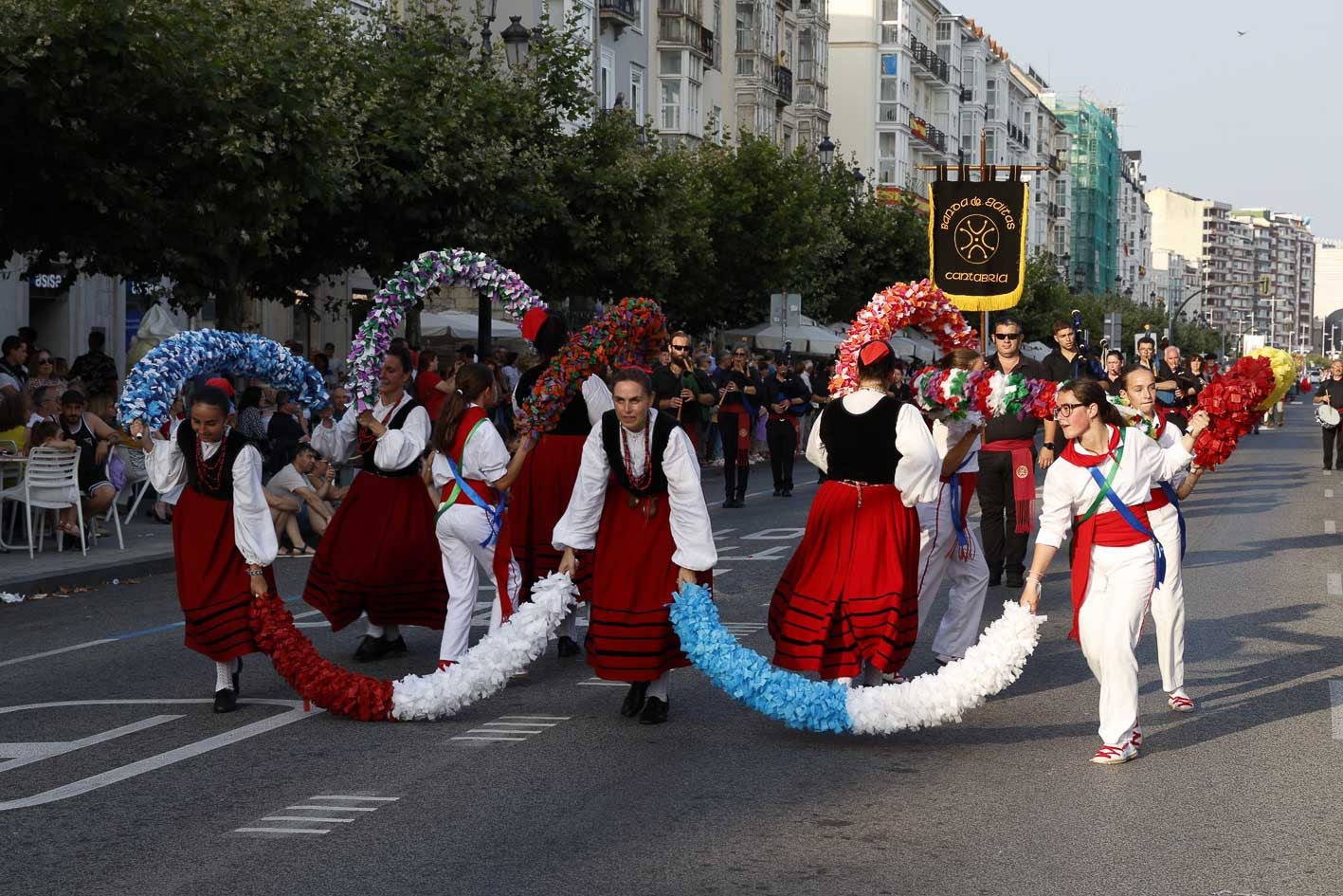 Una de las agrupaciones a su paso por el Paseo de Pereda.