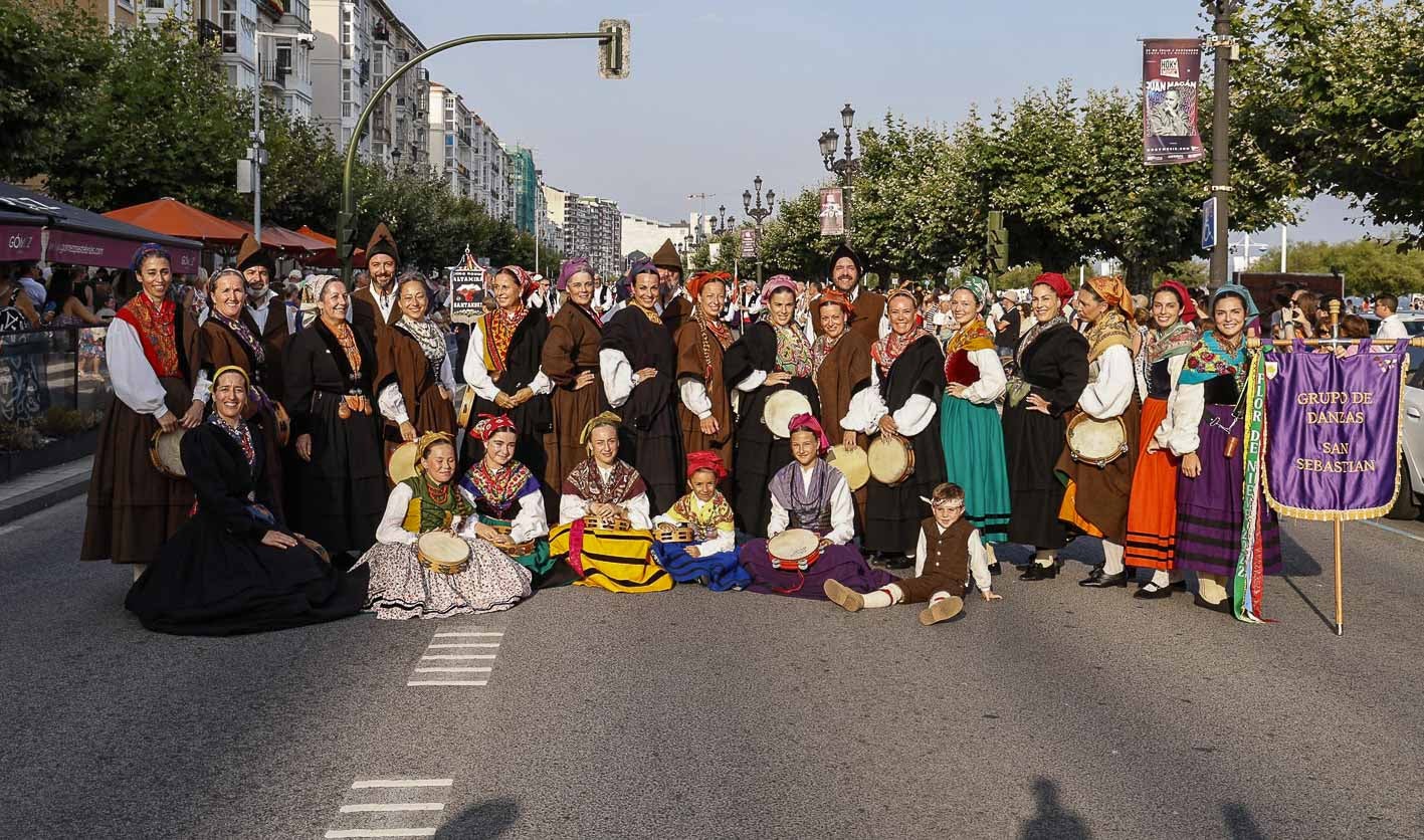 El Grupo de Danzas San Sebastián posa en el Paseo de Pereda.