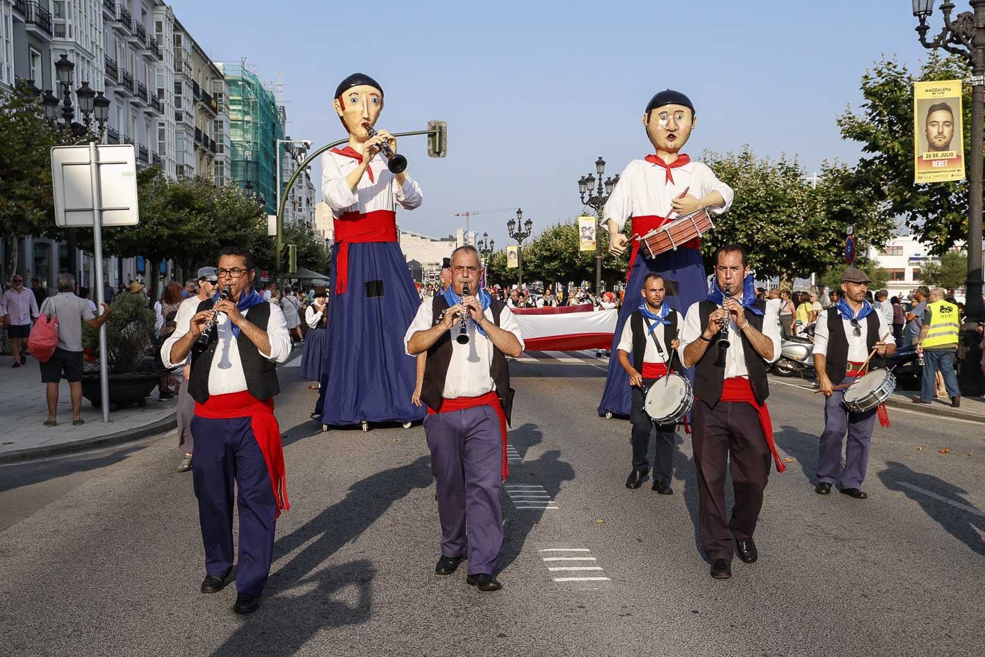 Los piteros gigantes, uno de los elementos más llamativos del desfile.