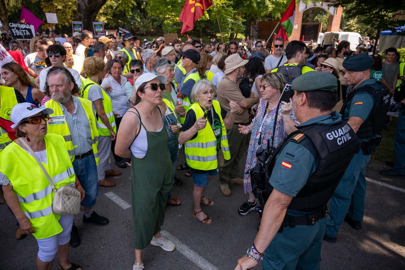 Más de medio millar de personas protestan frente a la Casa de Juntas para reclamar el cambio de modelo turístico regional