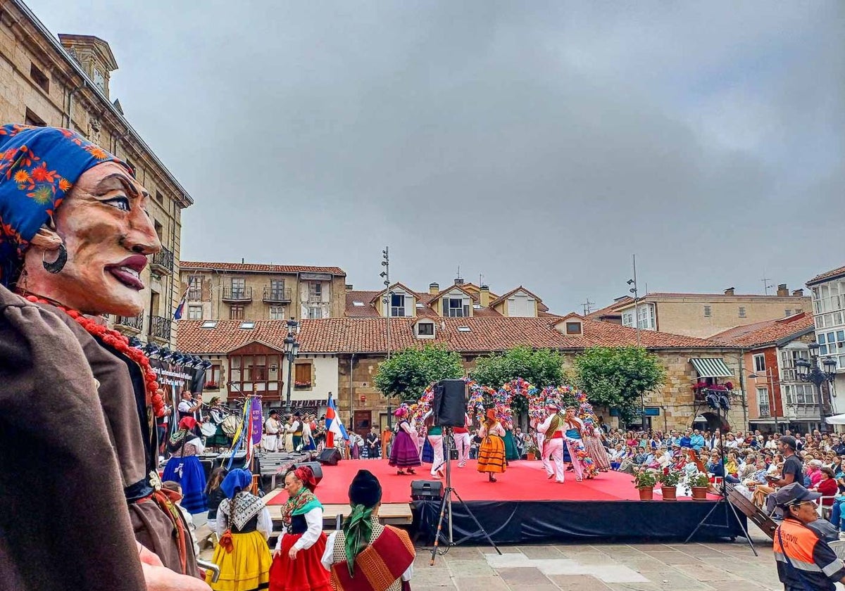 Actuación folclórica en la Plaza de España de Reinosa ante el abundante público que se congregó.