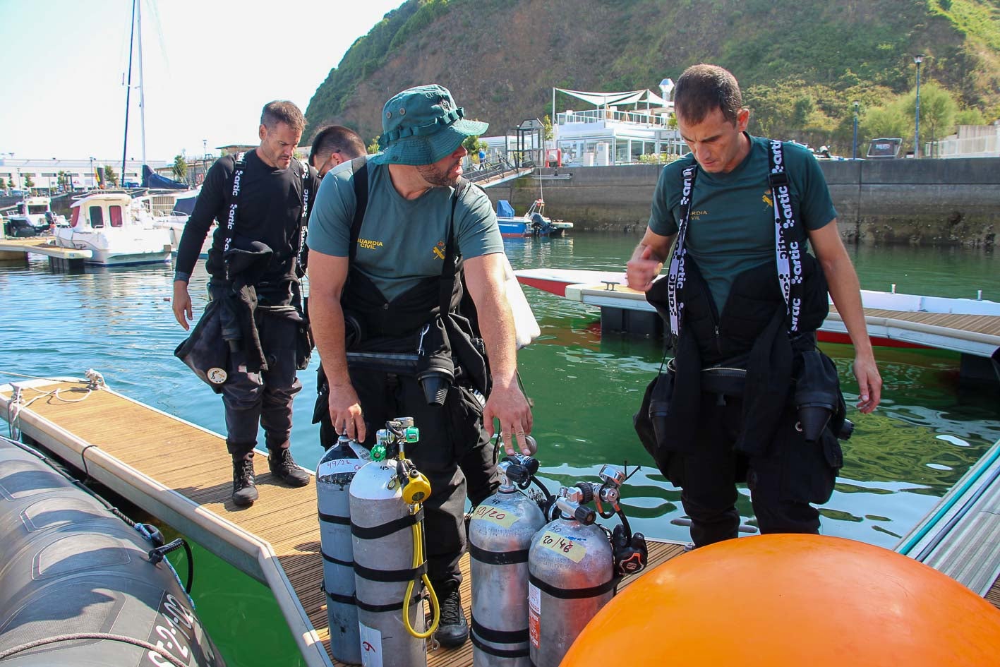 Los especialistas de la Guardia Civil an contratado a una empresa local que se dedica a conducir a buzos para actividades de recreo, pues la de Santoña y Laredo es una bahía plagada de pecios