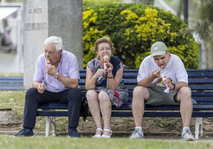 Disfrutar de un buen helado gusta a todas las edades.