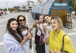 Aunque lo más clásico es el cucurucho, cada vez hay más personas que prefieren el helado en tarrina por su comodidad.