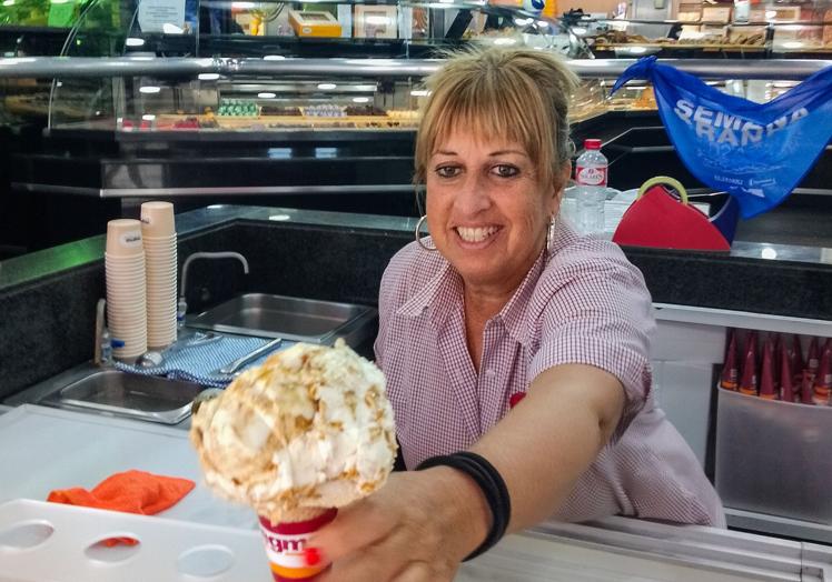 Lucrecia Venero presenta uno de los helados de Regma.