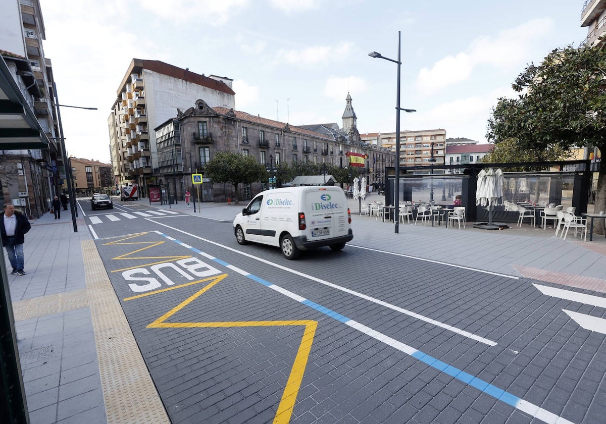 Un vehículo circula por la calle Julián Ceballos de Torrelavega, el día de su apertura al tráfico tras la reforma integral de la vía, a principios de año.