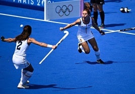 Begoña García (derecha) y Laura Barrios celebran el tanto de España en el partido.