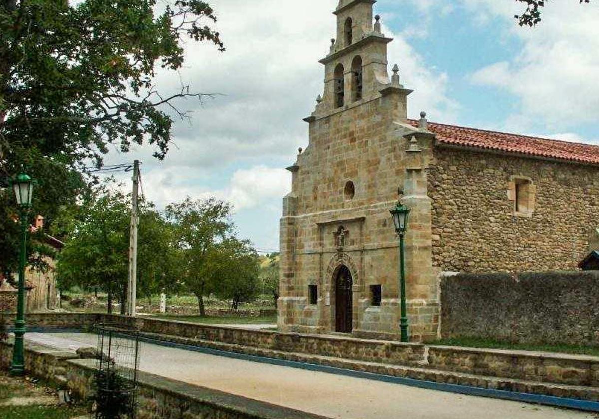 La iglesia del Carmen, del siglo XVIII, se asienta junto al parque de robles y frente a la bolera municipal