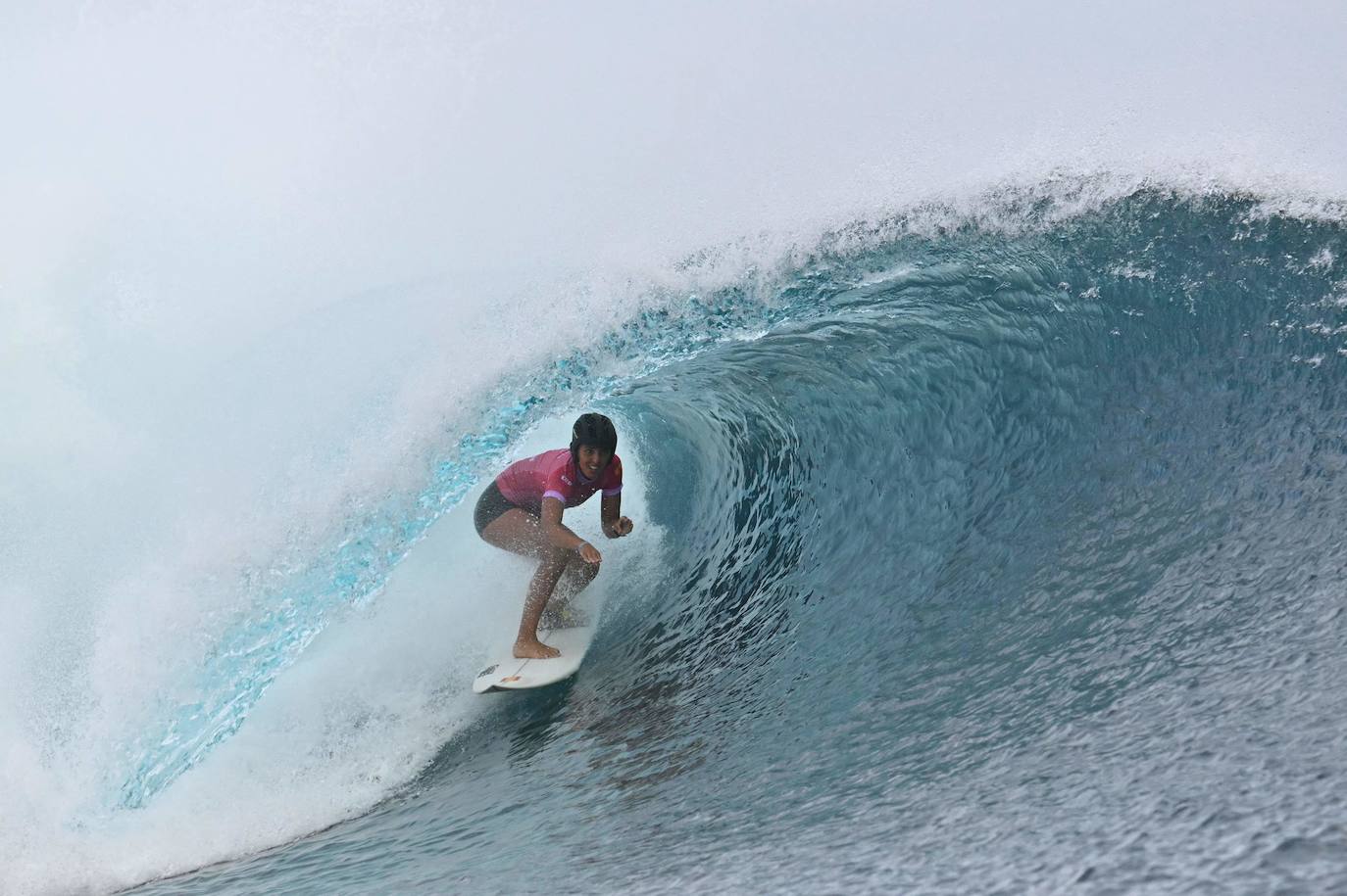 Actuación de Nadia Erostarbe en la ronda 1 de surf femenino en Tahití. 