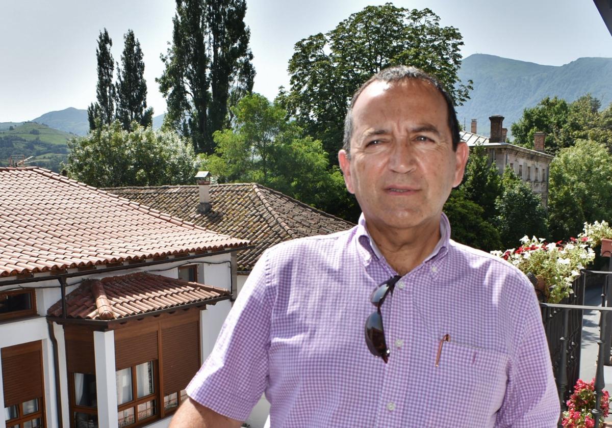 Joaquín Villegas, en el balcón de su despacho de Alcaldía, en la Casa Consistorial de Molledo.