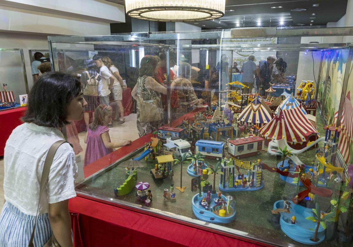 La colección de Playmobil se expone en el segundo piso del hotel Silken Coliseum de Santander.