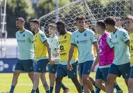 De izquierda a derecha, Pol Moreno, Manu Hernando, Lago Junior, del Racing y Ángel Pérez, del filal.