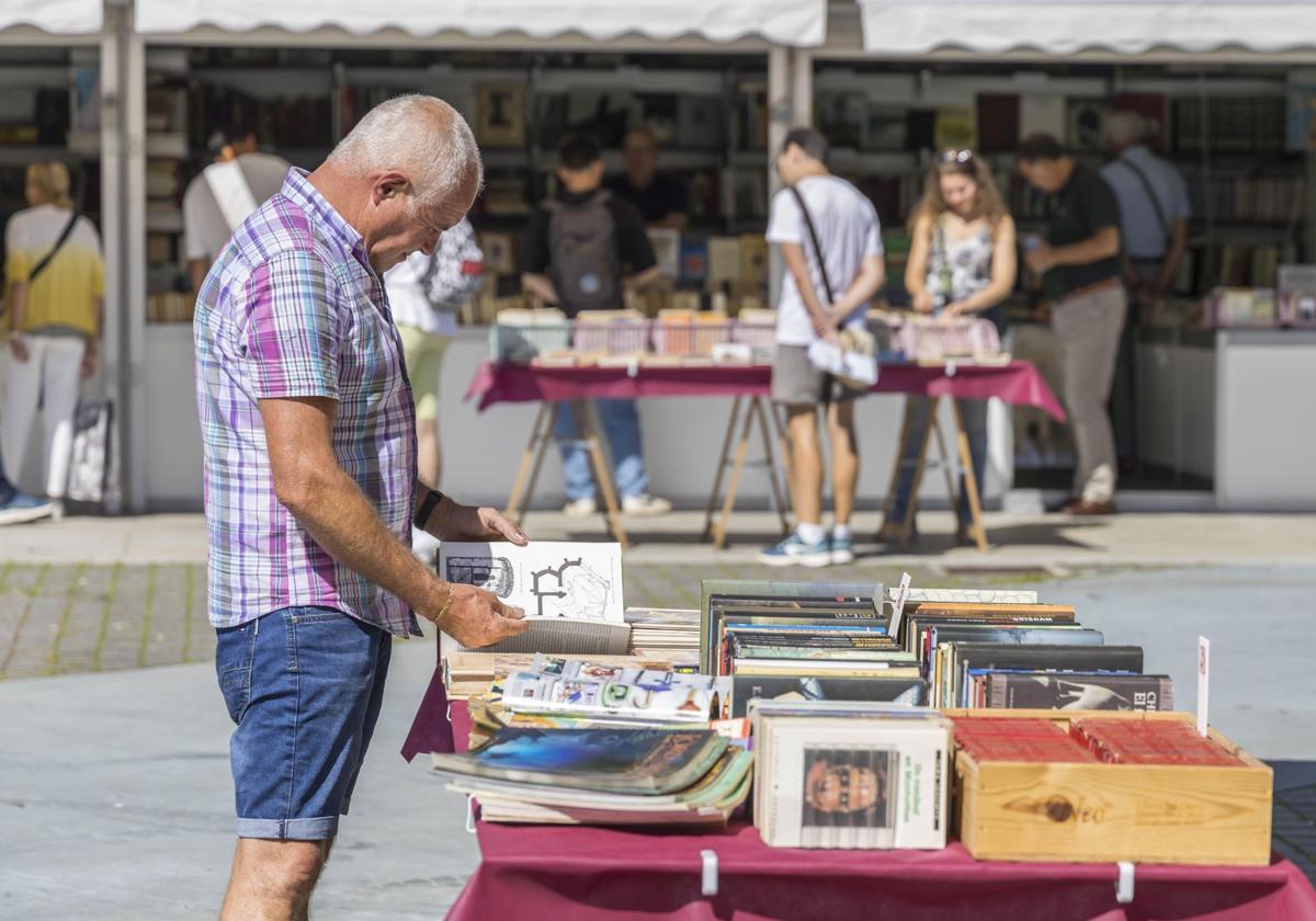 La Feria del Libro Viejo se celebra en la plaza de Alfonso XIII.