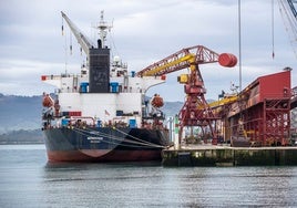 Un barco atracado junto a la Terminal Agroalimentaria del Puerto de Santander.