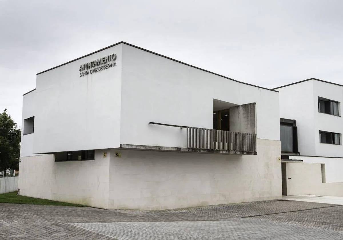 El edificio Consistorial del Ayuntamiento de Santa Cruz de Bezana.