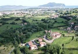 Entorno de la iglesia de San Juan Bautista en Colindres de Arriba.