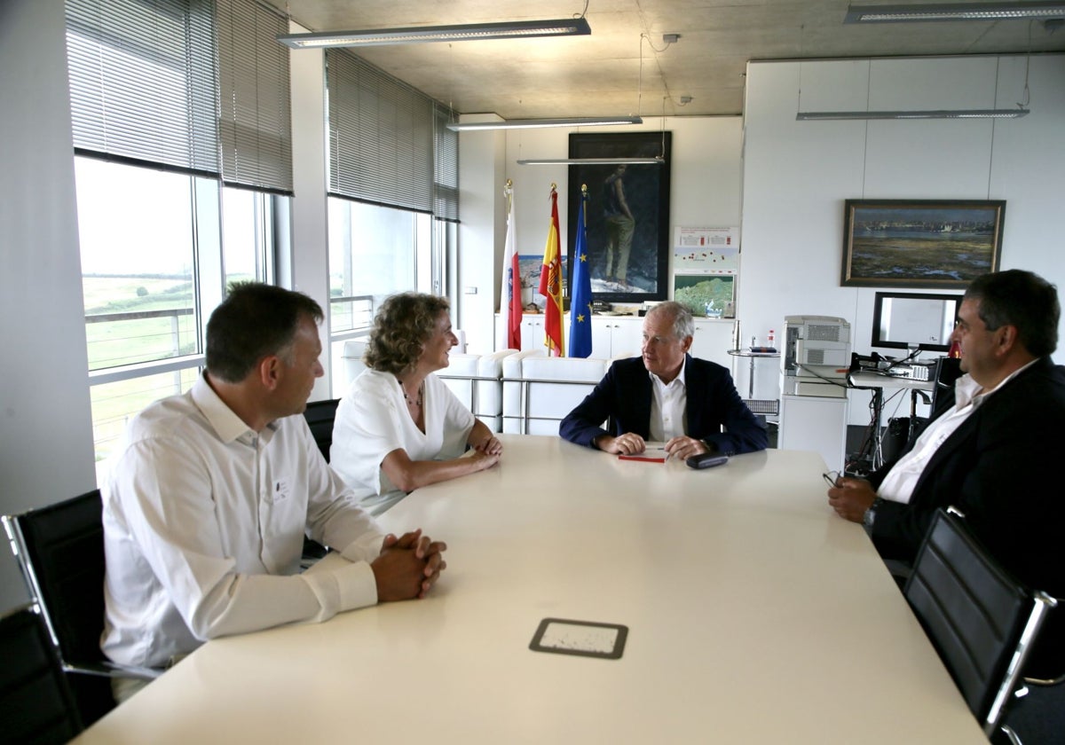 La junta de gobierno de Ascentic junto a Eduardo Arasti, consejero de industria.