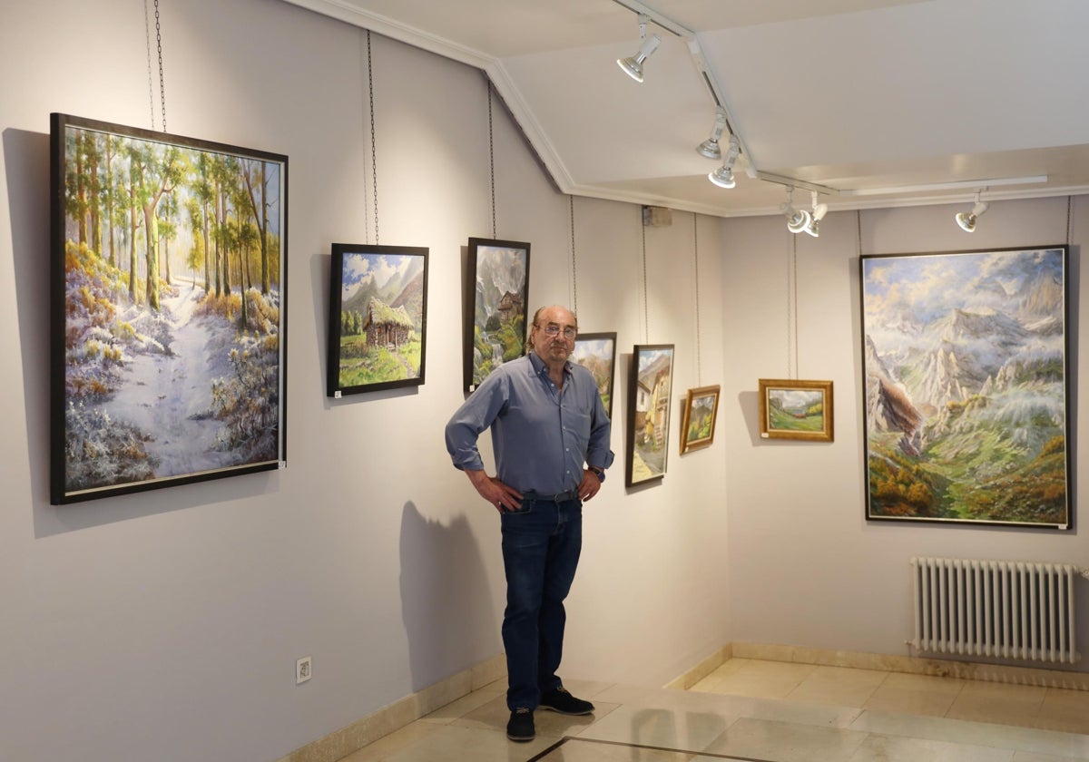 Joaquín Besoy con alguno de los cuadros que expone en la Casa de Cultura de Potes