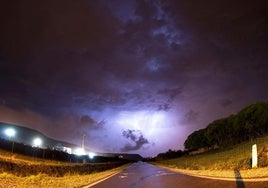 Foto de archivo. Tormenta eléctrica en Hinojedo, en el término municipal de Suances.