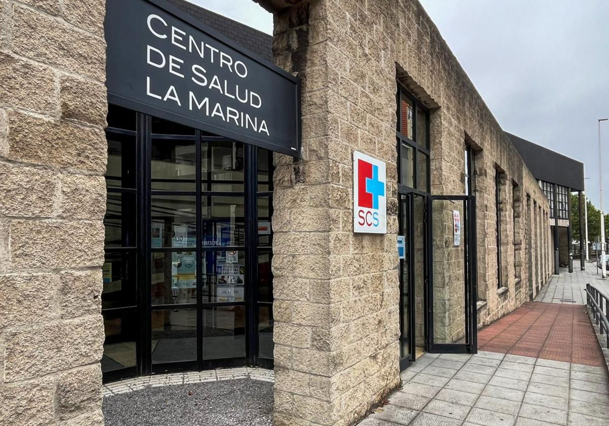 La puerta de entrada del centro de salud situado en la calle Castilla.