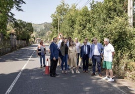 La presidenta y la alcaldesa conversan en un punto de la carretera entre La Matanza y la Capitana.