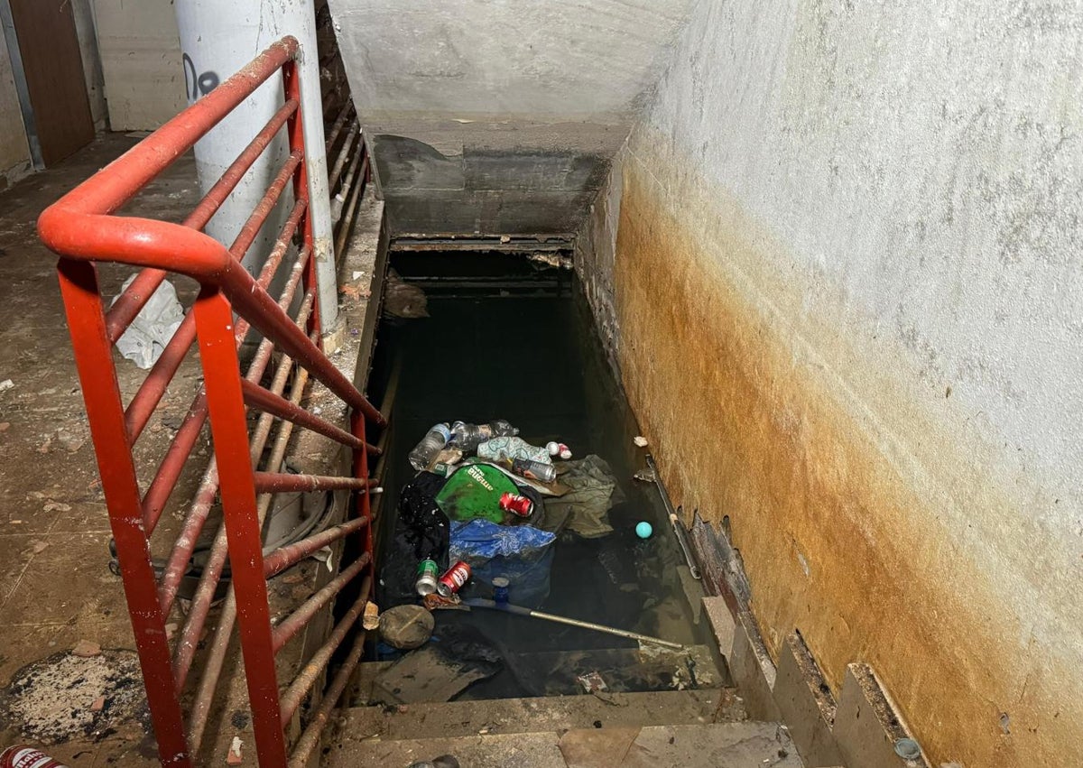 Imagen secundaria 1 - El alcalde y el pedaneo de Guarnizo entraron con la policía en los inmuebles ya vacíos, destrozados y llenos de basura. 